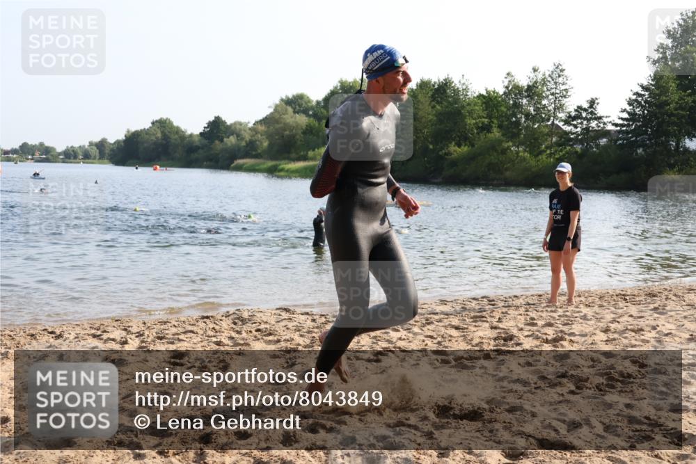 15.06.2025 - 27. Vierlanden-Triathlon Lena Gebhardt http://msf.ph/oto/8043849 15.06.2025 08:33:17 Schwimmen 61 meine-sportfotos.de