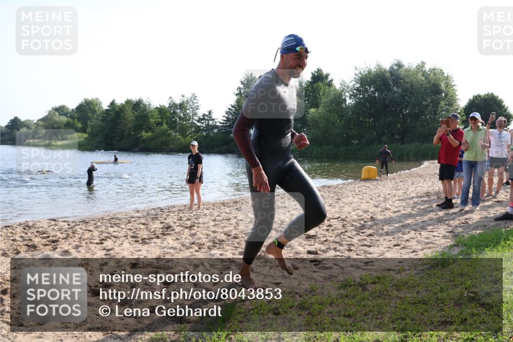 15.06.2025 - 27. Vierlanden-Triathlon Lena Gebhardt http://msf.ph/oto/8043853 15.06.2025 08:33:17 Schwimmen 61 meine-sportfotos.de