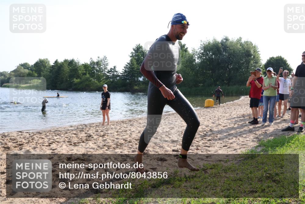 15.06.2025 - 27. Vierlanden-Triathlon Lena Gebhardt http://msf.ph/oto/8043856 15.06.2025 08:33:17 Schwimmen 61 meine-sportfotos.de