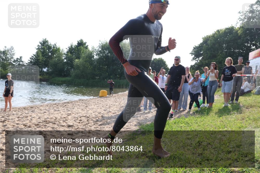 15.06.2025 - 27. Vierlanden-Triathlon Lena Gebhardt http://msf.ph/oto/8043864 15.06.2025 08:33:18 Schwimmen 61 meine-sportfotos.de