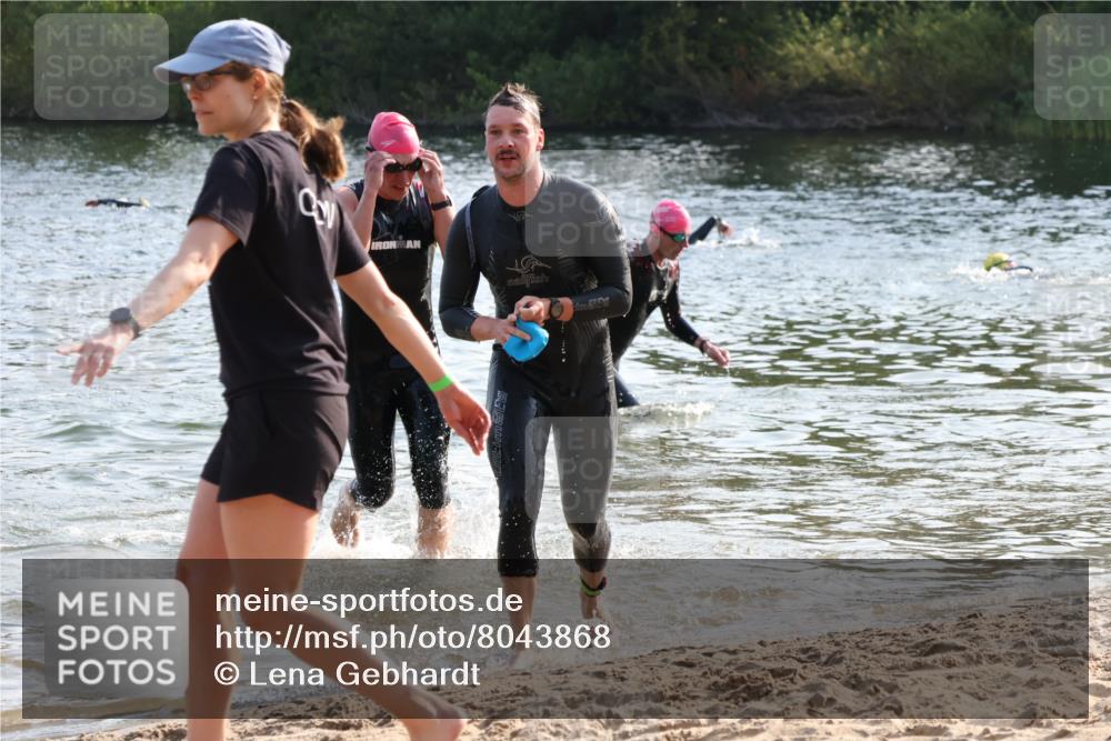 15.06.2025 - 27. Vierlanden-Triathlon Lena Gebhardt http://msf.ph/oto/8043868 15.06.2025 08:33:58 Schwimmen 49, 78 meine-sportfotos.de