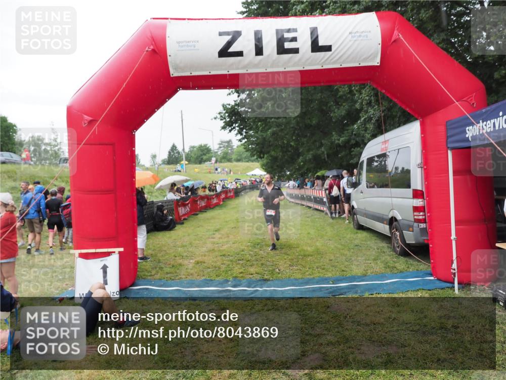 21.06.2025 - 27. Vierlanden-Triathlon MichiJ http://msf.ph/oto/8043869 15.06.2026 13:44:10 Ziel 34 meine-sportfotos.de