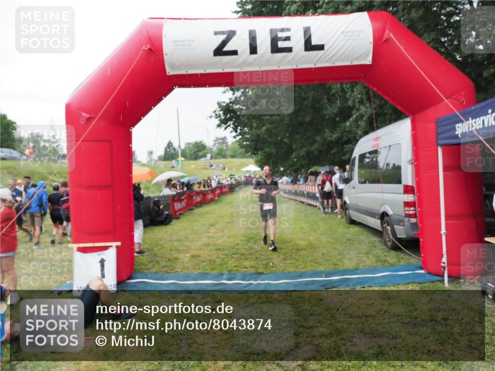 21.06.2025 - 27. Vierlanden-Triathlon MichiJ http://msf.ph/oto/8043874 15.06.2026 13:44:10 Ziel 34 meine-sportfotos.de