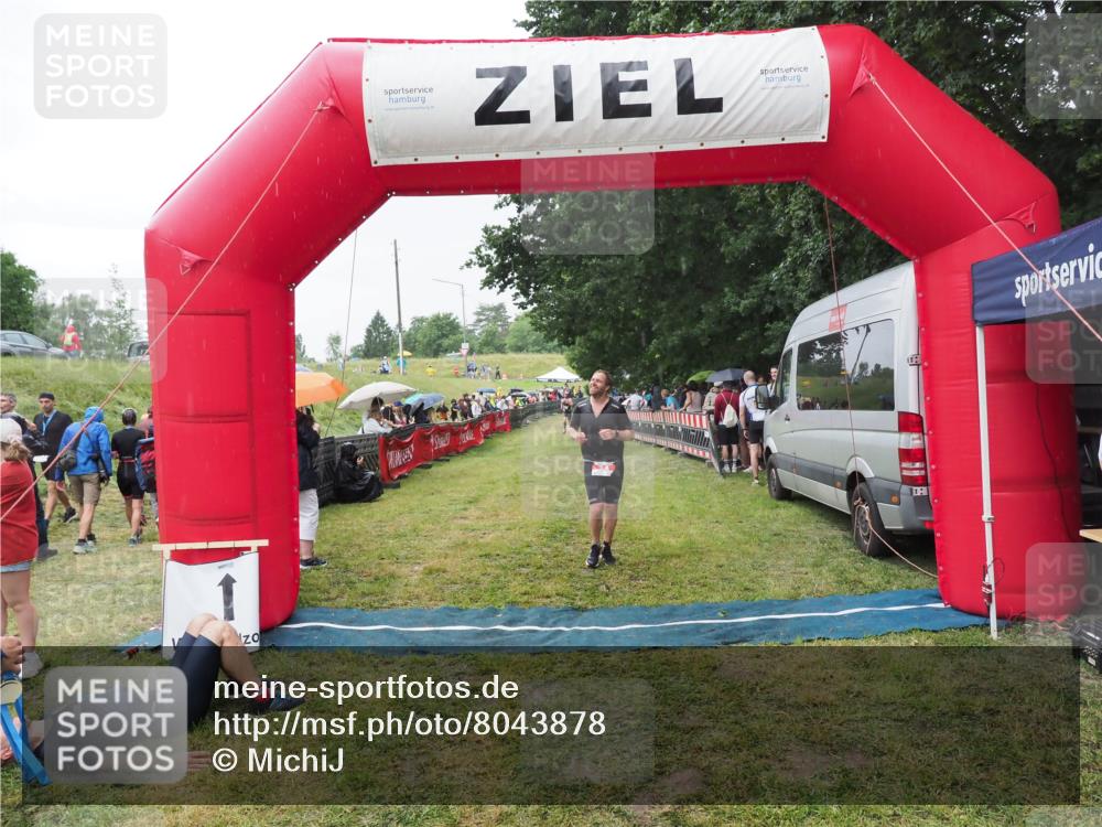 21.06.2025 - 27. Vierlanden-Triathlon MichiJ http://msf.ph/oto/8043878 15.06.2026 13:44:11 Ziel 34 meine-sportfotos.de