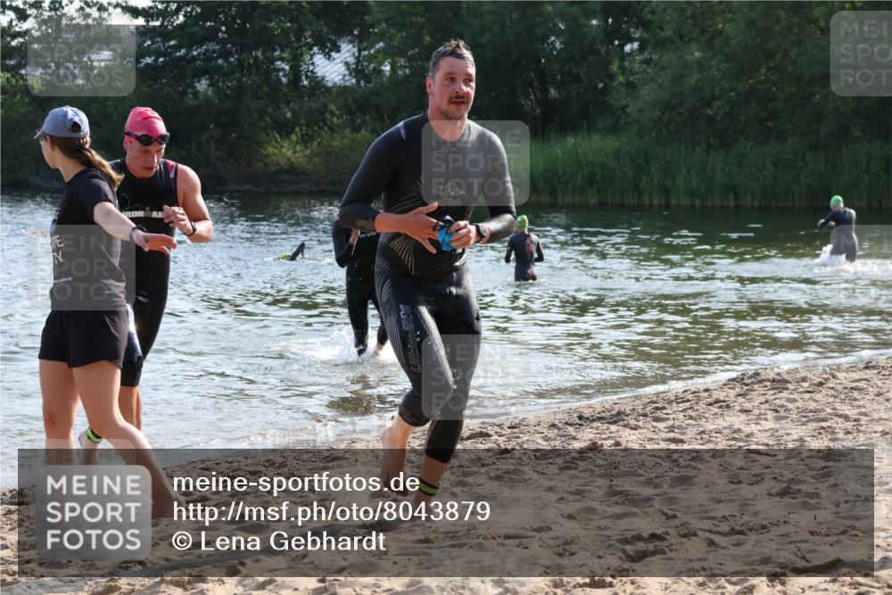 15.06.2025 - 27. Vierlanden-Triathlon Lena Gebhardt http://msf.ph/oto/8043879 15.06.2025 08:34:00 Schwimmen 49, 78 meine-sportfotos.de
