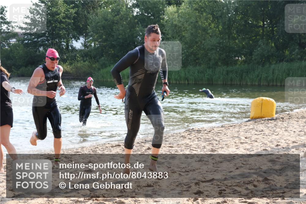15.06.2025 - 27. Vierlanden-Triathlon Lena Gebhardt http://msf.ph/oto/8043883 15.06.2025 08:34:01 Schwimmen 49, 78 meine-sportfotos.de