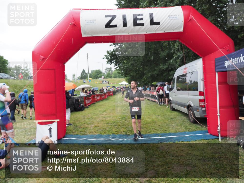 21.06.2025 - 27. Vierlanden-Triathlon MichiJ http://msf.ph/oto/8043884 15.06.2026 13:44:12 Ziel 34 meine-sportfotos.de