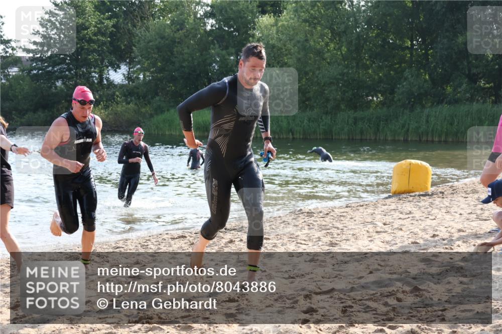 15.06.2025 - 27. Vierlanden-Triathlon Lena Gebhardt http://msf.ph/oto/8043886 15.06.2025 08:34:01 Schwimmen 49, 78 meine-sportfotos.de