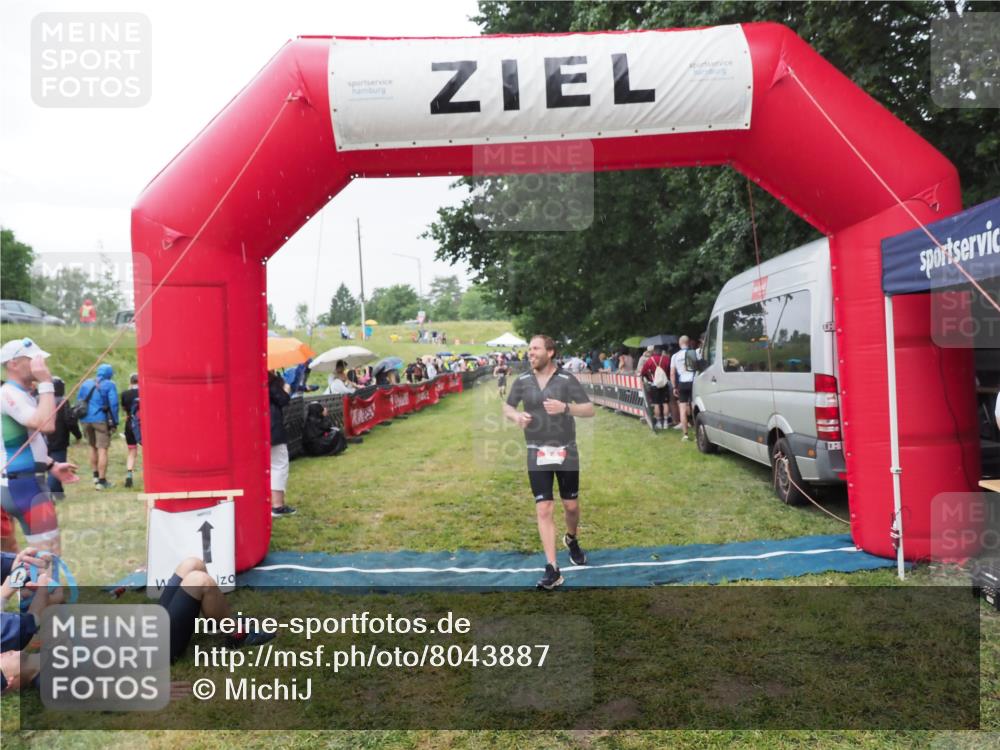 21.06.2025 - 27. Vierlanden-Triathlon MichiJ http://msf.ph/oto/8043887 15.06.2026 13:44:12 Ziel 34 meine-sportfotos.de
