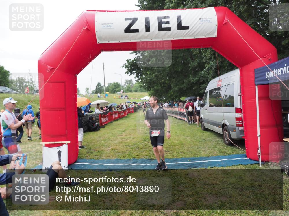 21.06.2025 - 27. Vierlanden-Triathlon MichiJ http://msf.ph/oto/8043890 15.06.2026 13:44:12 Ziel 34 meine-sportfotos.de
