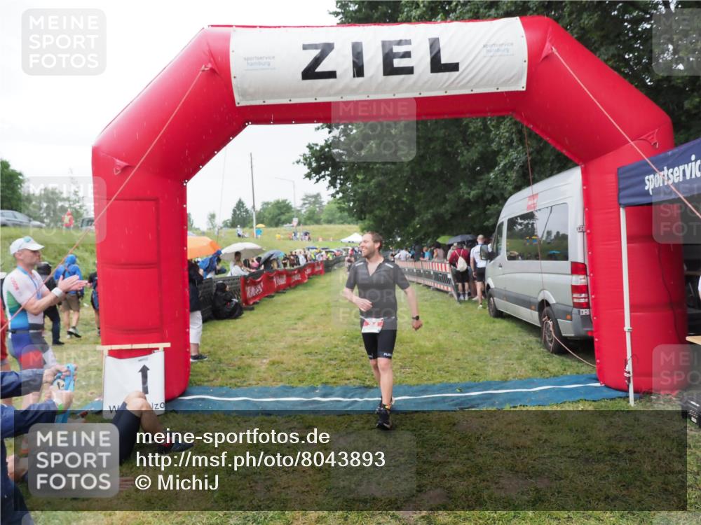 21.06.2025 - 27. Vierlanden-Triathlon MichiJ http://msf.ph/oto/8043893 15.06.2026 13:44:12 Ziel 34 meine-sportfotos.de