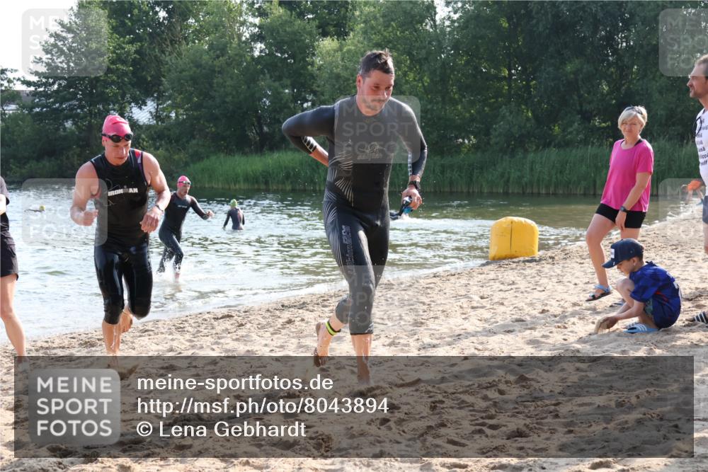 15.06.2025 - 27. Vierlanden-Triathlon Lena Gebhardt http://msf.ph/oto/8043894 15.06.2025 08:34:01 Schwimmen 49, 78 meine-sportfotos.de