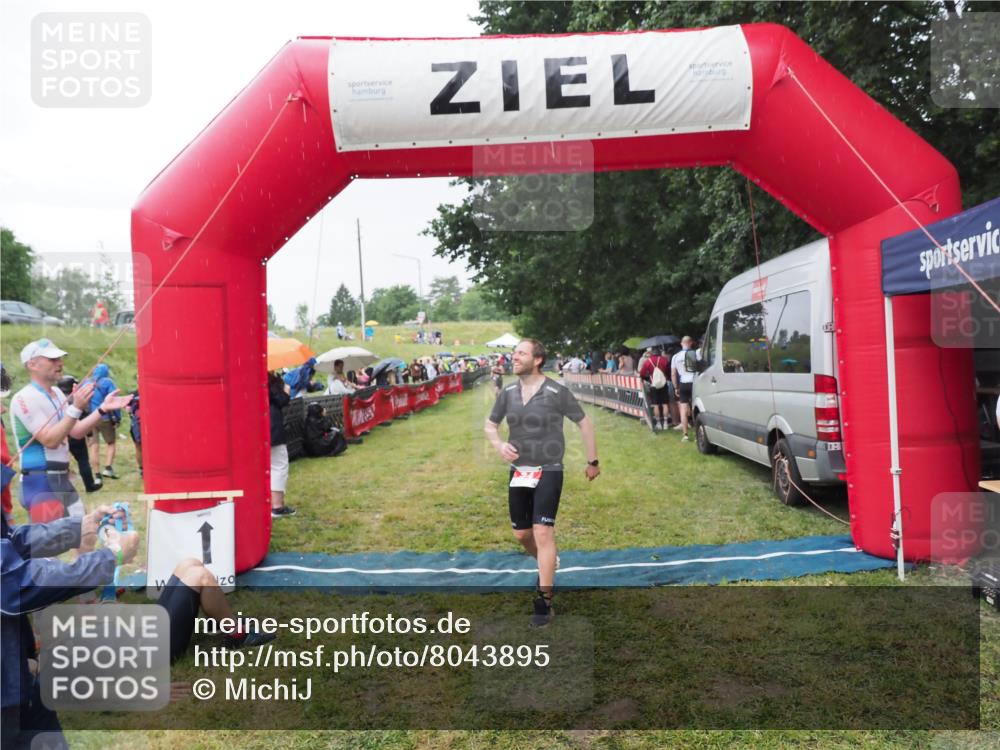 21.06.2025 - 27. Vierlanden-Triathlon MichiJ http://msf.ph/oto/8043895 15.06.2026 13:44:12 Ziel 34 meine-sportfotos.de