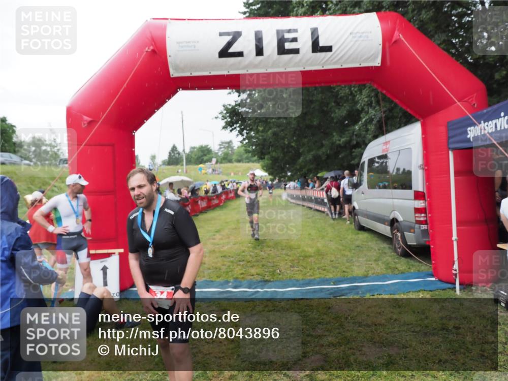 21.06.2025 - 27. Vierlanden-Triathlon MichiJ http://msf.ph/oto/8043896 15.06.2026 13:44:17 Ziel 34, 1142 meine-sportfotos.de