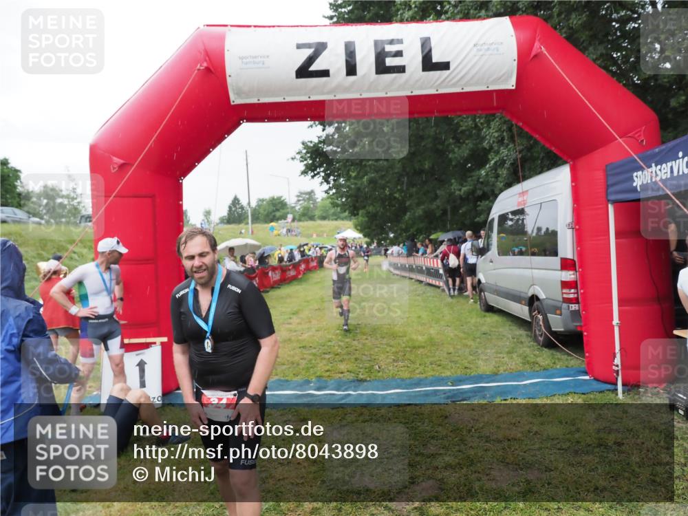 21.06.2025 - 27. Vierlanden-Triathlon MichiJ http://msf.ph/oto/8043898 15.06.2026 13:44:17 Ziel 34, 1142 meine-sportfotos.de
