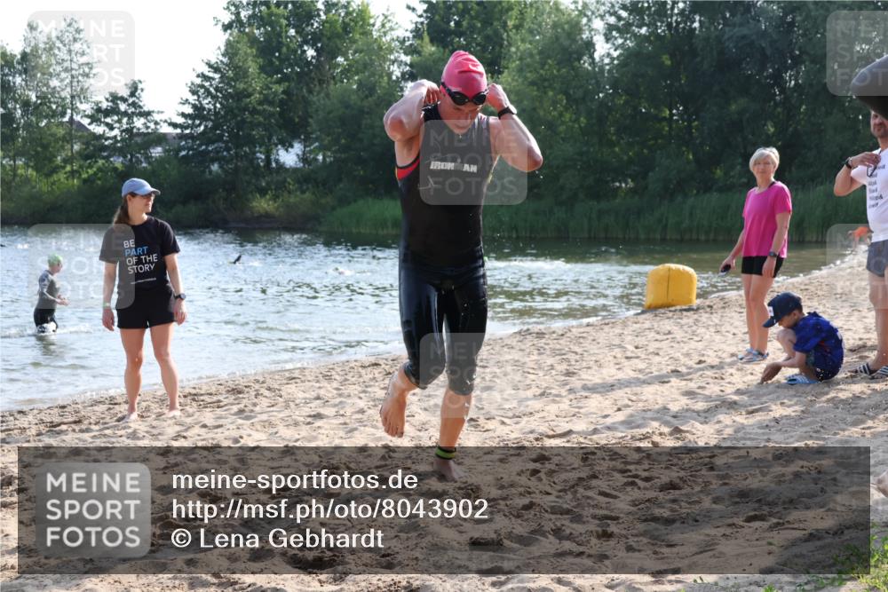15.06.2025 - 27. Vierlanden-Triathlon Lena Gebhardt http://msf.ph/oto/8043902 15.06.2025 08:34:02 Schwimmen 49, 78 meine-sportfotos.de