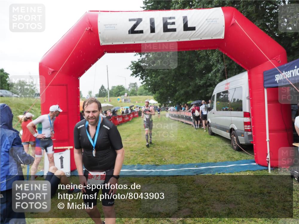 21.06.2025 - 27. Vierlanden-Triathlon MichiJ http://msf.ph/oto/8043903 15.06.2026 13:44:17 Ziel 34, 1142 meine-sportfotos.de