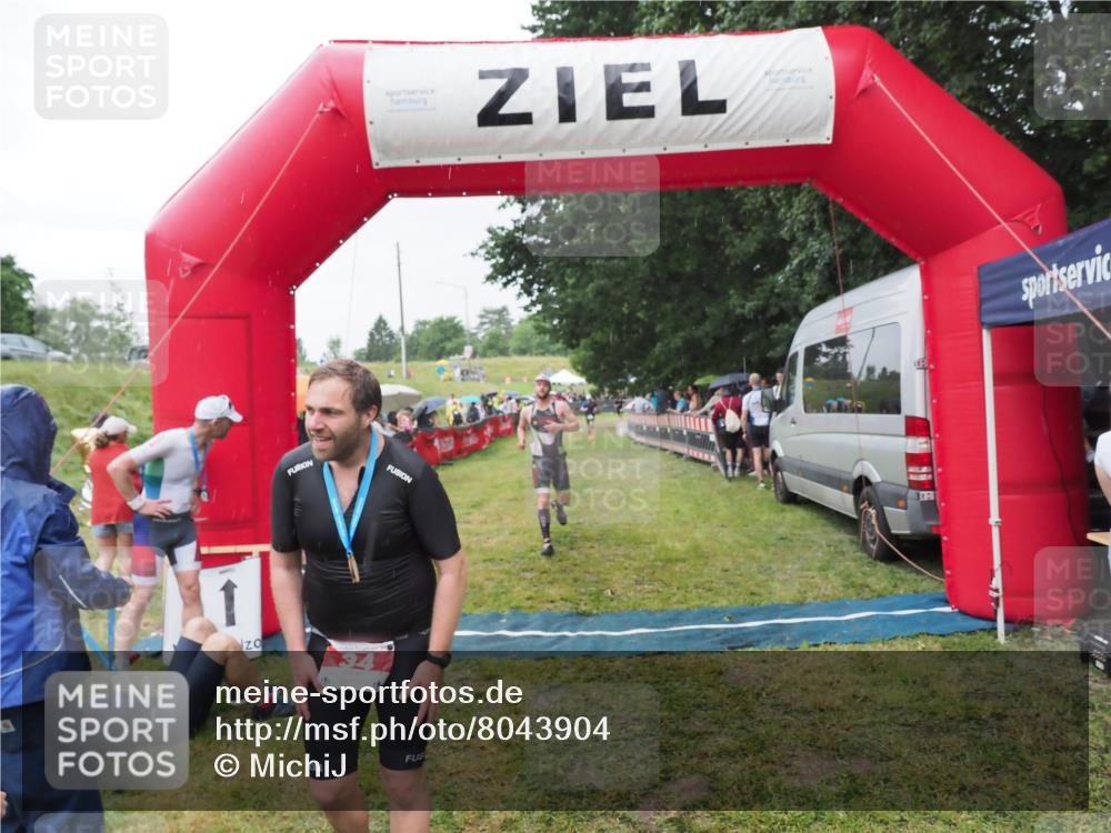 21.06.2025 - 27. Vierlanden-Triathlon MichiJ http://msf.ph/oto/8043904 15.06.2026 13:44:18 Ziel 34, 1142 meine-sportfotos.de