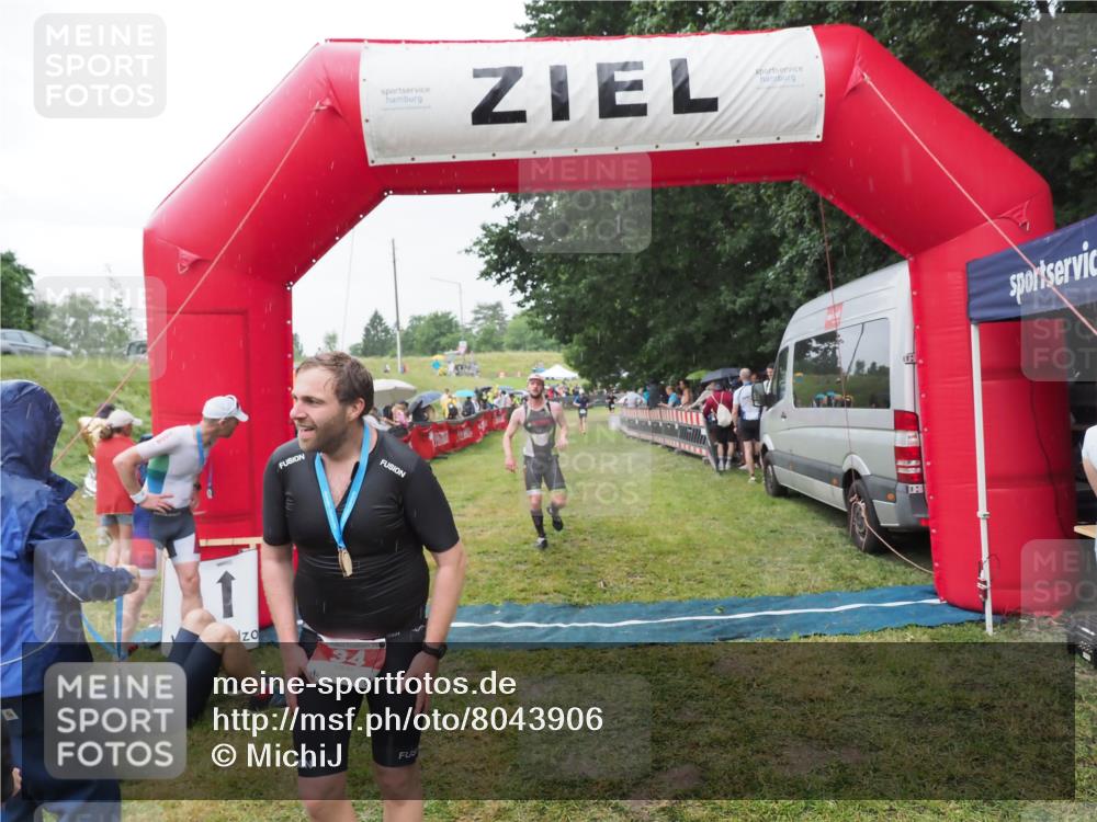 21.06.2025 - 27. Vierlanden-Triathlon MichiJ http://msf.ph/oto/8043906 15.06.2026 13:44:18 Ziel 34, 1142 meine-sportfotos.de