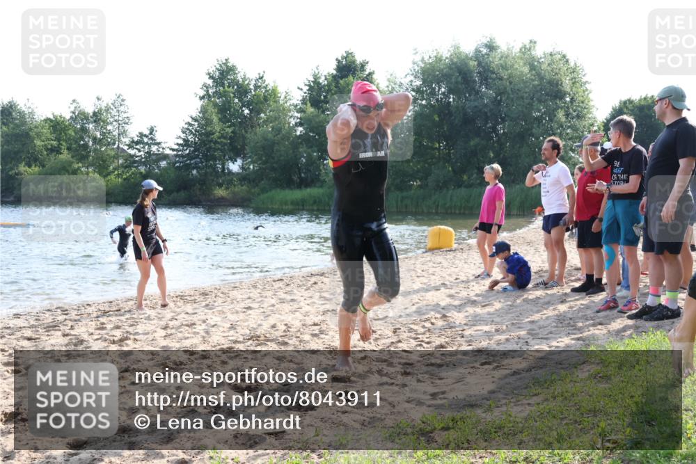 15.06.2025 - 27. Vierlanden-Triathlon Lena Gebhardt http://msf.ph/oto/8043911 15.06.2025 08:34:03 Schwimmen 49, 78 meine-sportfotos.de