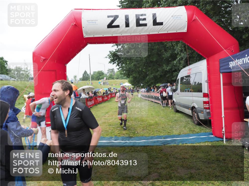 21.06.2025 - 27. Vierlanden-Triathlon MichiJ http://msf.ph/oto/8043913 15.06.2026 13:44:18 Ziel 34, 1142 meine-sportfotos.de