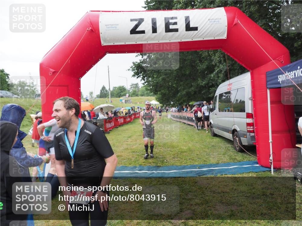 21.06.2025 - 27. Vierlanden-Triathlon MichiJ http://msf.ph/oto/8043915 15.06.2026 13:44:18 Ziel 34, 1142 meine-sportfotos.de