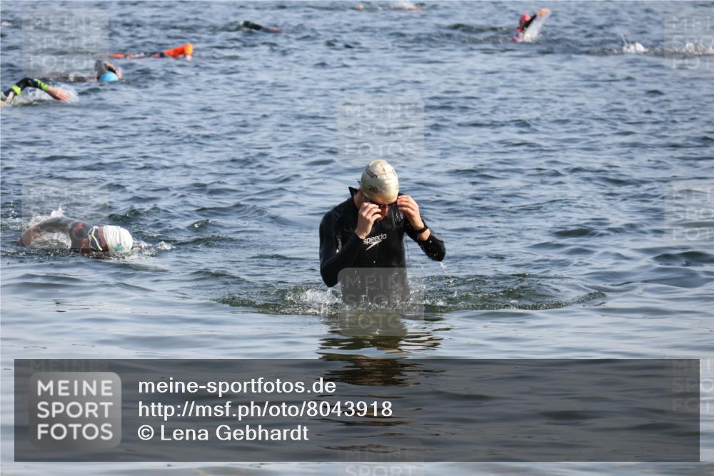 15.06.2025 - 27. Vierlanden-Triathlon Lena Gebhardt http://msf.ph/oto/8043918 15.06.2025 08:34:15 Schwimmen 20 meine-sportfotos.de