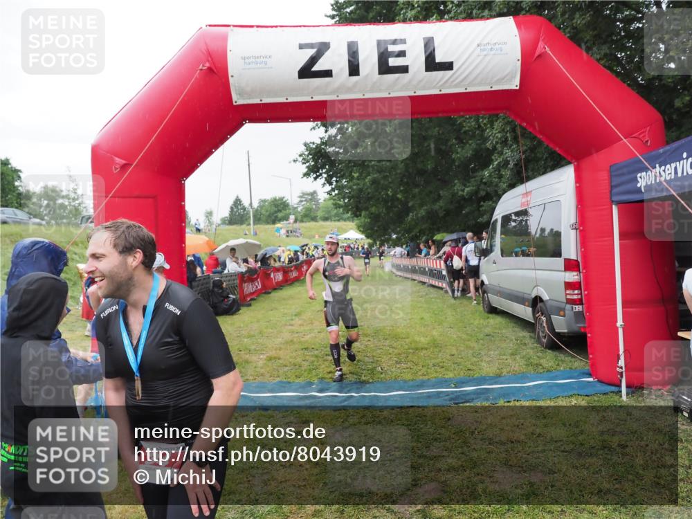 21.06.2025 - 27. Vierlanden-Triathlon MichiJ http://msf.ph/oto/8043919 15.06.2026 13:44:18 Ziel 34, 1142 meine-sportfotos.de