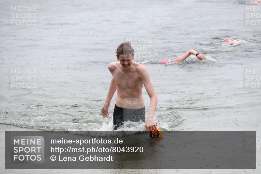 21.06.2025 - 27. Vierlanden-Triathlon Lena Gebhardt http://msf.ph/oto/8043920 15.06.2025 14:38:35 Schwimmen 1325 meine-sportfotos.de