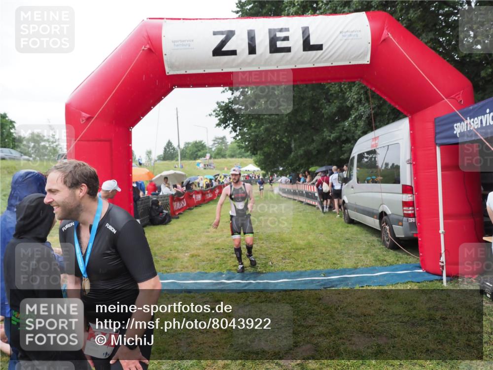 21.06.2025 - 27. Vierlanden-Triathlon MichiJ http://msf.ph/oto/8043922 15.06.2026 13:44:19 Ziel 34, 1142 meine-sportfotos.de