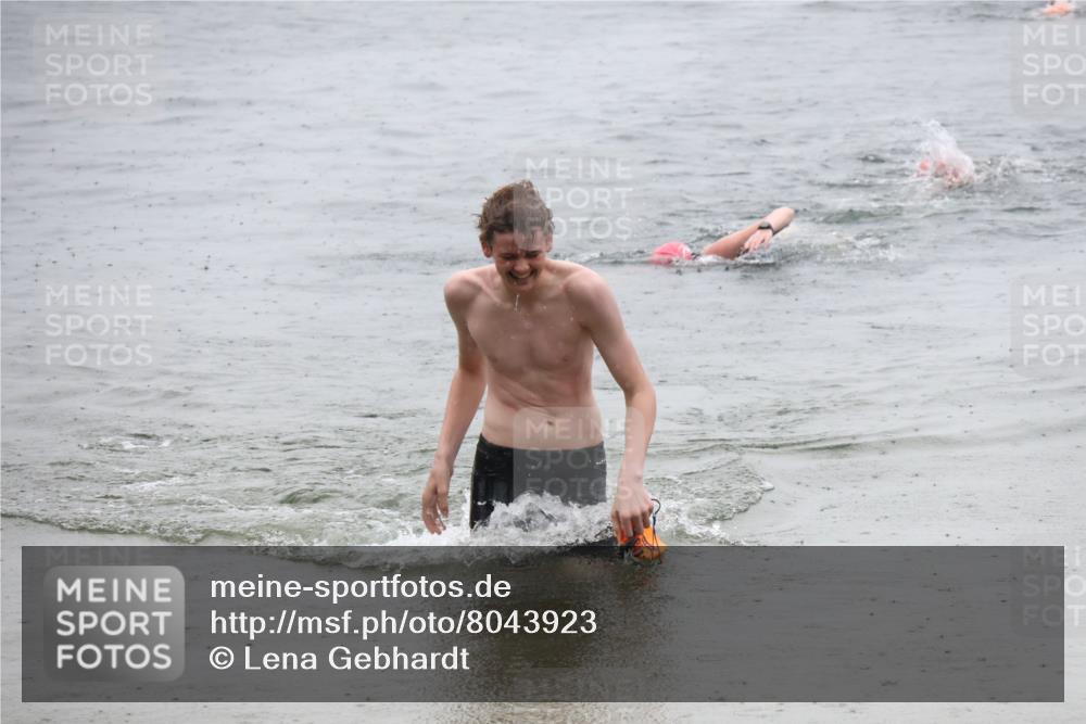 21.06.2025 - 27. Vierlanden-Triathlon Lena Gebhardt http://msf.ph/oto/8043923 15.06.2025 14:38:35 Schwimmen 1325 meine-sportfotos.de