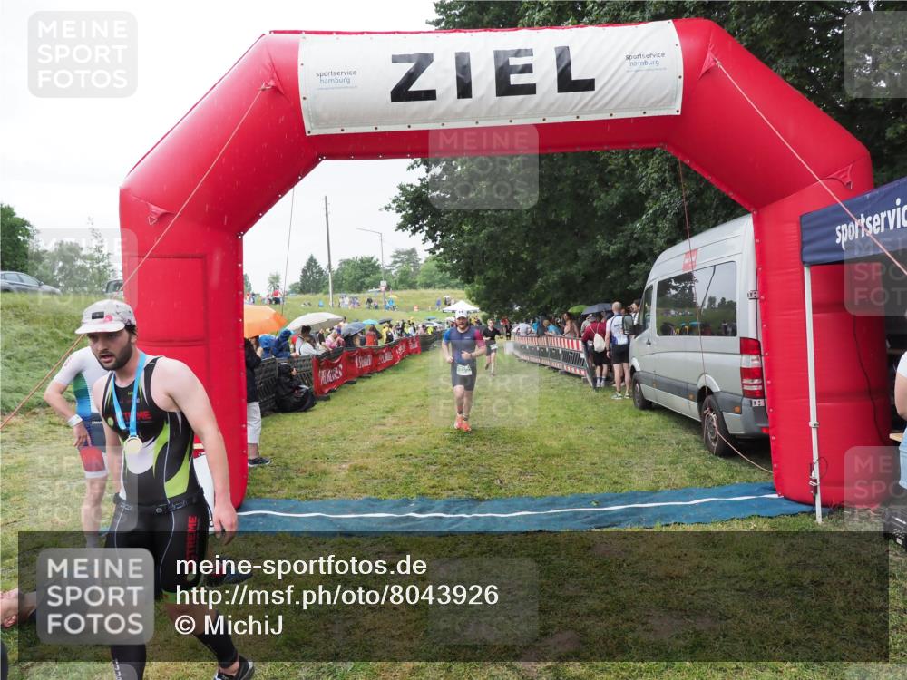 21.06.2025 - 27. Vierlanden-Triathlon MichiJ http://msf.ph/oto/8043926 15.06.2026 13:44:25 Ziel 750, 878, 1142 meine-sportfotos.de
