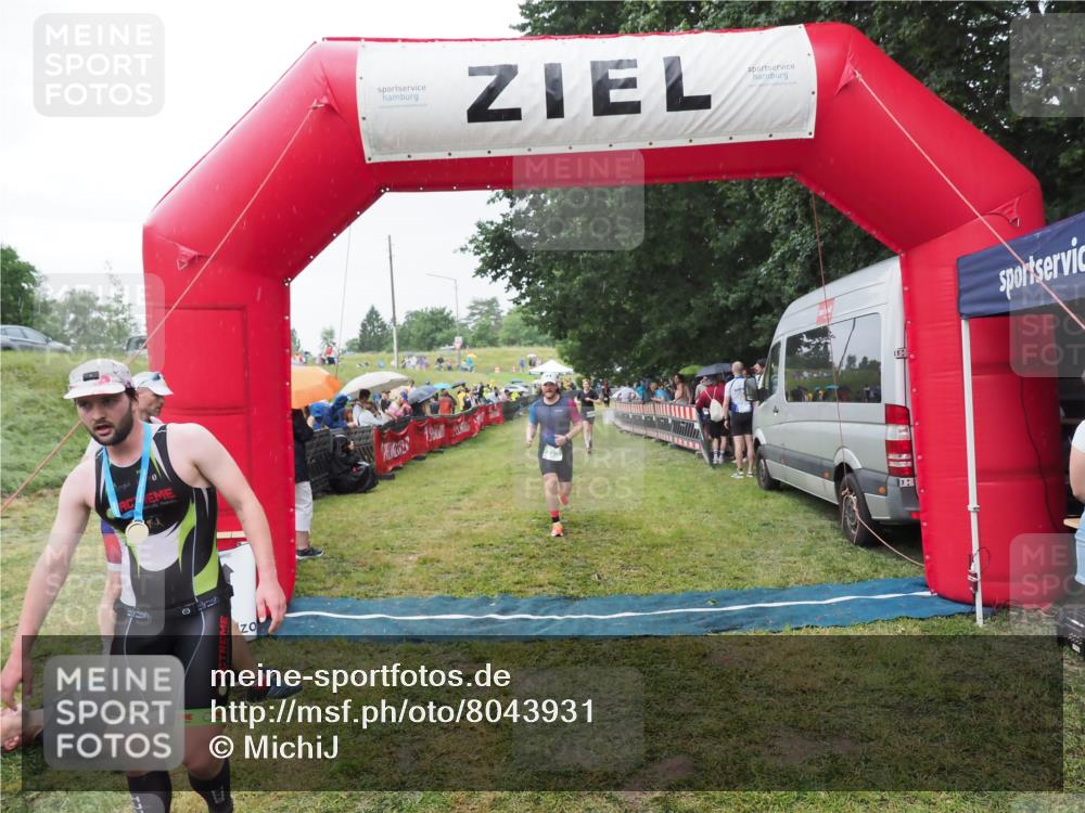21.06.2025 - 27. Vierlanden-Triathlon MichiJ http://msf.ph/oto/8043931 15.06.2026 13:44:25 Ziel 750, 878, 1142 meine-sportfotos.de