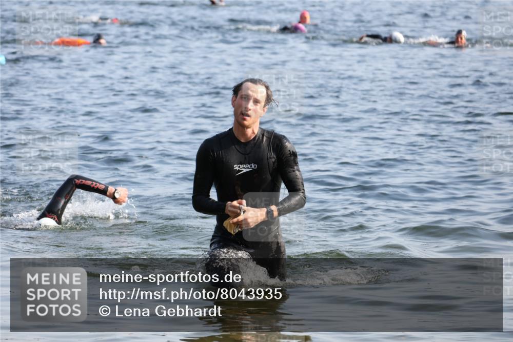 15.06.2025 - 27. Vierlanden-Triathlon Lena Gebhardt http://msf.ph/oto/8043935 15.06.2025 08:34:18 Schwimmen 20 meine-sportfotos.de