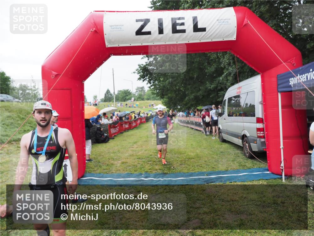 21.06.2025 - 27. Vierlanden-Triathlon MichiJ http://msf.ph/oto/8043936 15.06.2026 13:44:25 Ziel 750, 878, 1142 meine-sportfotos.de