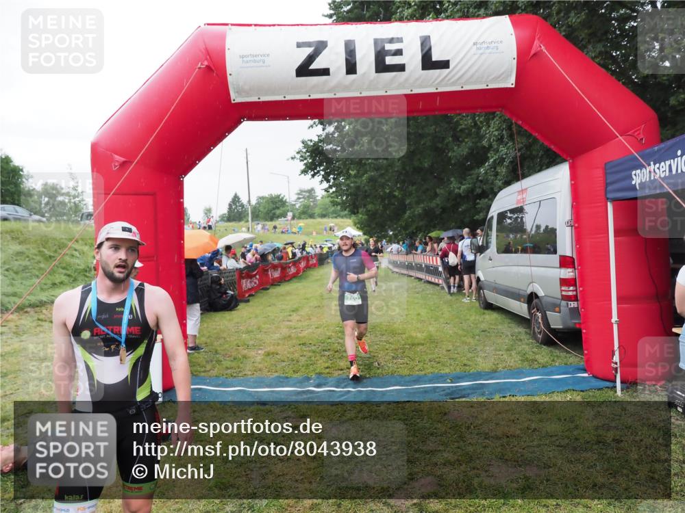 21.06.2025 - 27. Vierlanden-Triathlon MichiJ http://msf.ph/oto/8043938 15.06.2026 13:44:26 Ziel 750, 878 meine-sportfotos.de