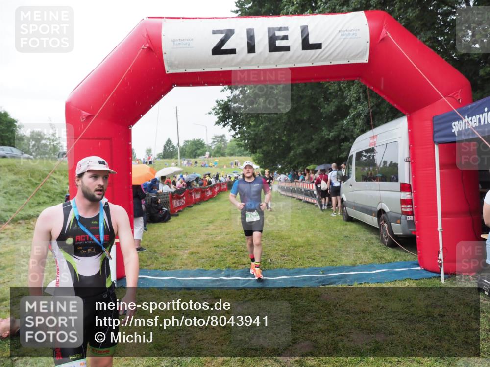 21.06.2025 - 27. Vierlanden-Triathlon MichiJ http://msf.ph/oto/8043941 15.06.2026 13:44:26 Ziel 750, 878 meine-sportfotos.de