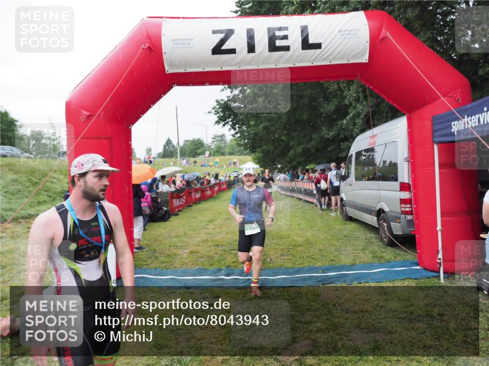 21.06.2025 - 27. Vierlanden-Triathlon MichiJ http://msf.ph/oto/8043943 15.06.2026 13:44:26 Ziel 750, 878 meine-sportfotos.de
