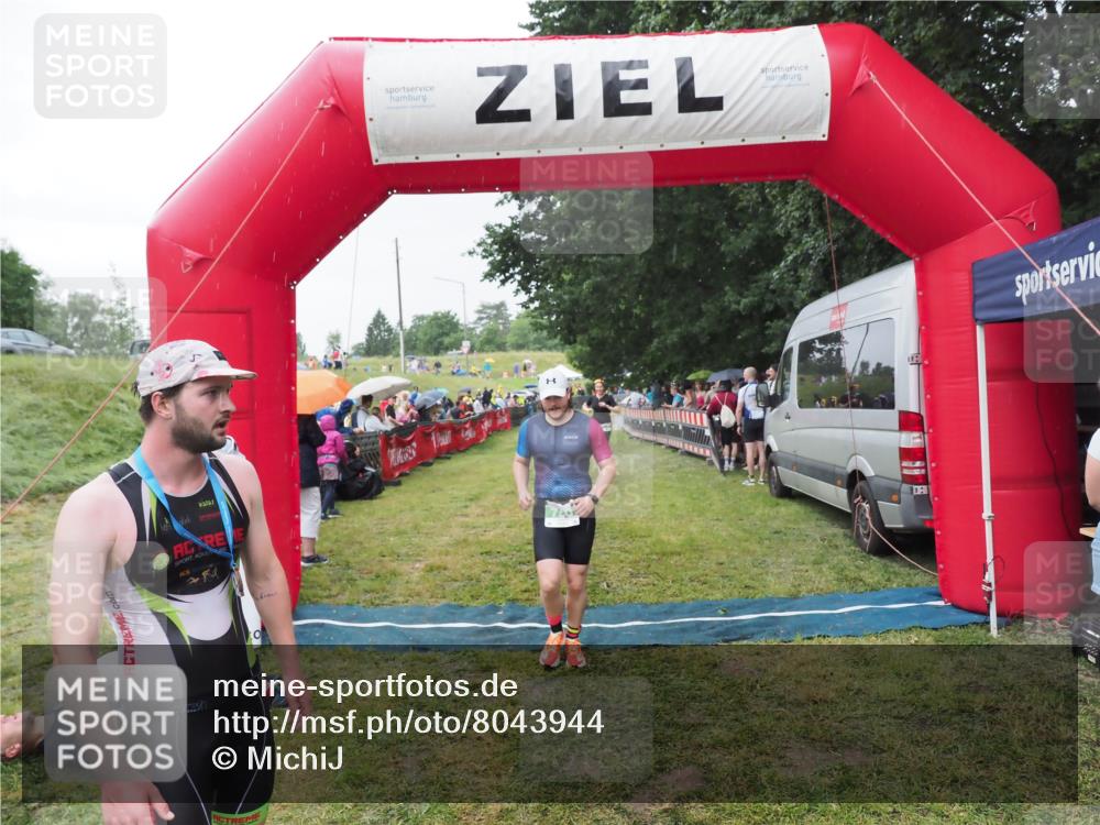 21.06.2025 - 27. Vierlanden-Triathlon MichiJ http://msf.ph/oto/8043944 15.06.2026 13:44:26 Ziel 750, 878 meine-sportfotos.de