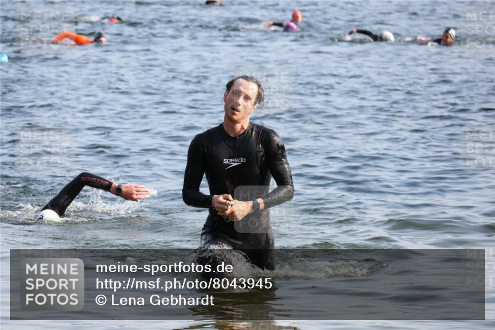 15.06.2025 - 27. Vierlanden-Triathlon Lena Gebhardt http://msf.ph/oto/8043945 15.06.2025 08:34:18 Schwimmen 20 meine-sportfotos.de