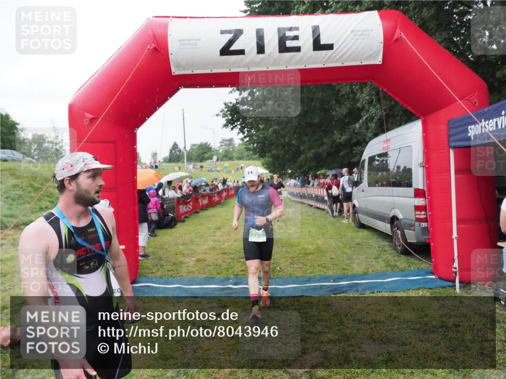 21.06.2025 - 27. Vierlanden-Triathlon MichiJ http://msf.ph/oto/8043946 15.06.2026 13:44:26 Ziel 750, 878 meine-sportfotos.de