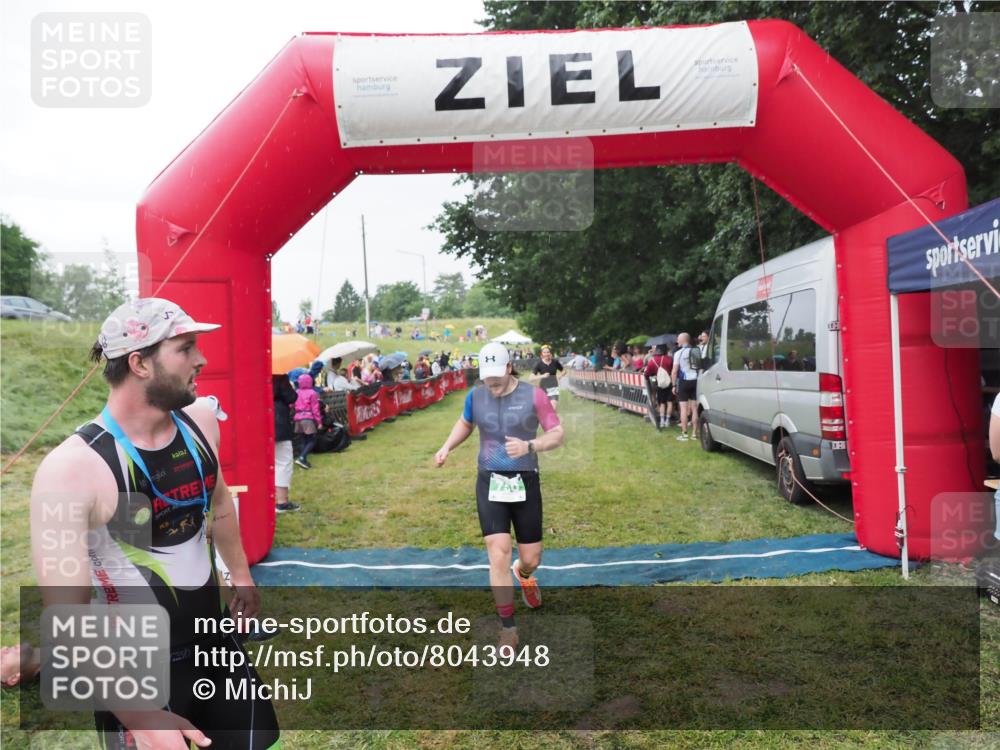 21.06.2025 - 27. Vierlanden-Triathlon MichiJ http://msf.ph/oto/8043948 15.06.2026 13:44:27 Ziel 750, 878 meine-sportfotos.de