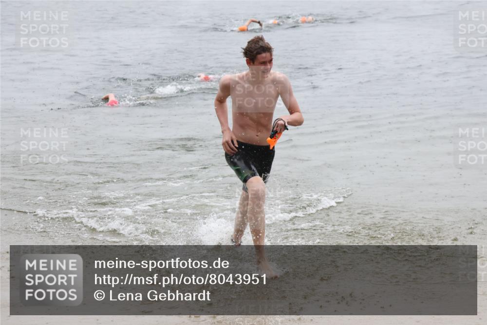 21.06.2025 - 27. Vierlanden-Triathlon Lena Gebhardt http://msf.ph/oto/8043951 15.06.2025 14:38:38 Schwimmen 1325 meine-sportfotos.de