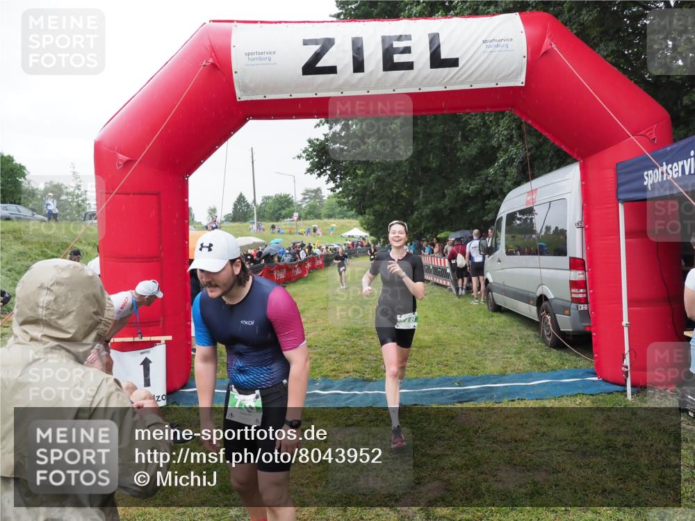 21.06.2025 - 27. Vierlanden-Triathlon MichiJ http://msf.ph/oto/8043952 15.06.2026 13:44:29 Ziel 750, 878 meine-sportfotos.de