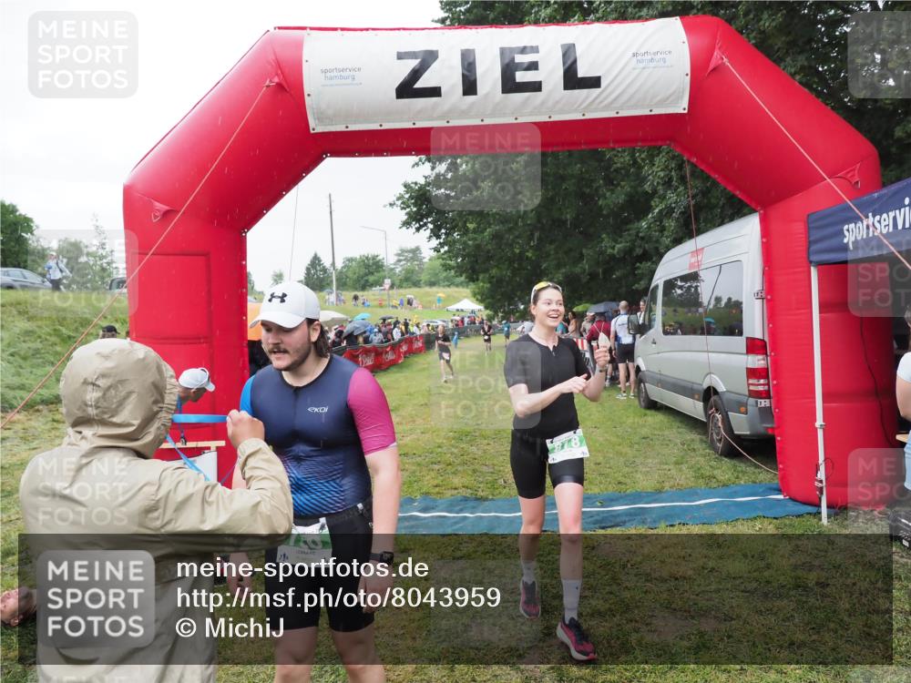 21.06.2025 - 27. Vierlanden-Triathlon MichiJ http://msf.ph/oto/8043959 15.06.2026 13:44:30 Ziel 222, 750, 878 meine-sportfotos.de