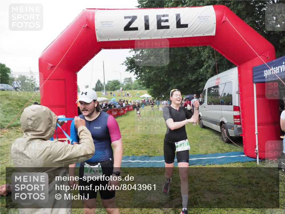 21.06.2025 - 27. Vierlanden-Triathlon MichiJ http://msf.ph/oto/8043961 15.06.2026 13:44:30 Ziel 222, 750, 878 meine-sportfotos.de