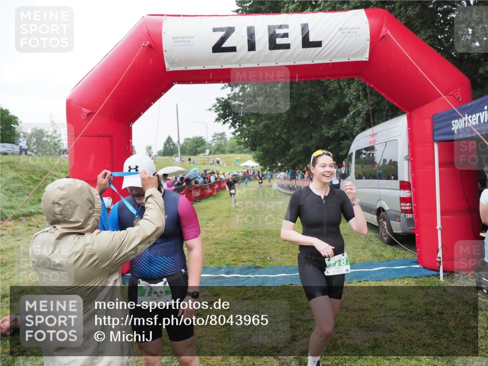 21.06.2025 - 27. Vierlanden-Triathlon MichiJ http://msf.ph/oto/8043965 15.06.2026 13:44:30 Ziel 222, 750, 878 meine-sportfotos.de