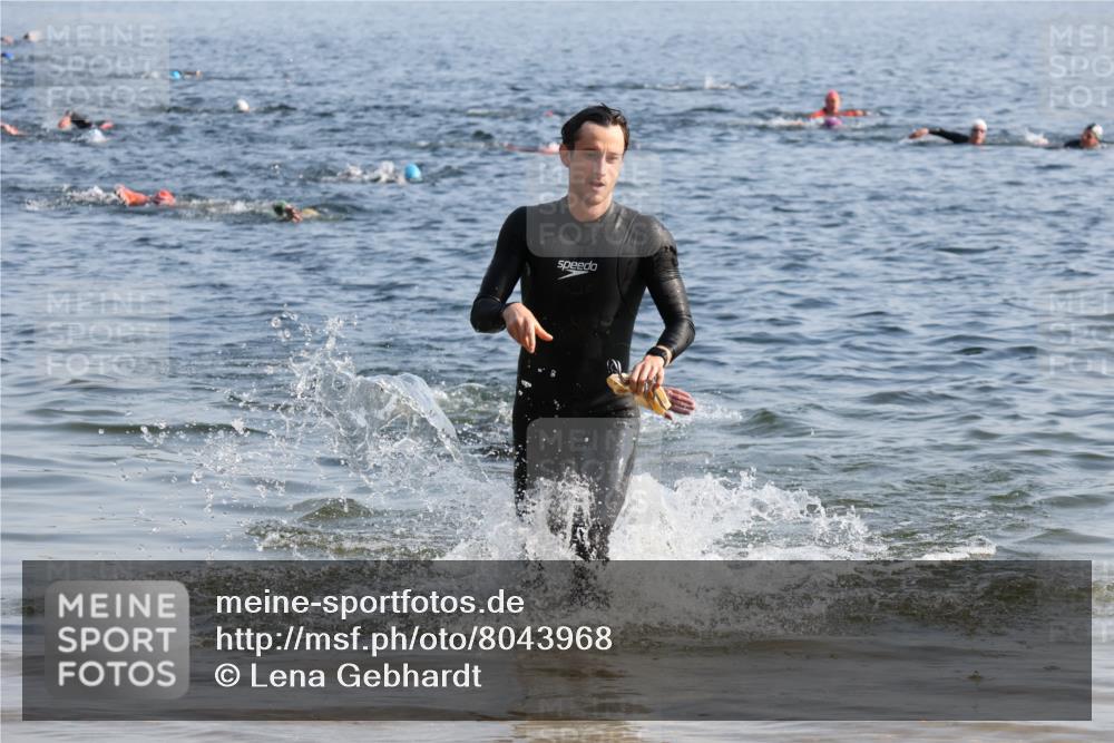 15.06.2025 - 27. Vierlanden-Triathlon Lena Gebhardt http://msf.ph/oto/8043968 15.06.2025 08:34:20 Schwimmen 20 meine-sportfotos.de