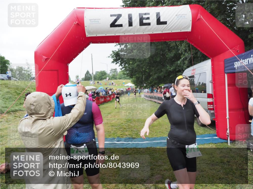 21.06.2025 - 27. Vierlanden-Triathlon MichiJ http://msf.ph/oto/8043969 15.06.2026 13:44:30 Ziel 222, 750, 878 meine-sportfotos.de