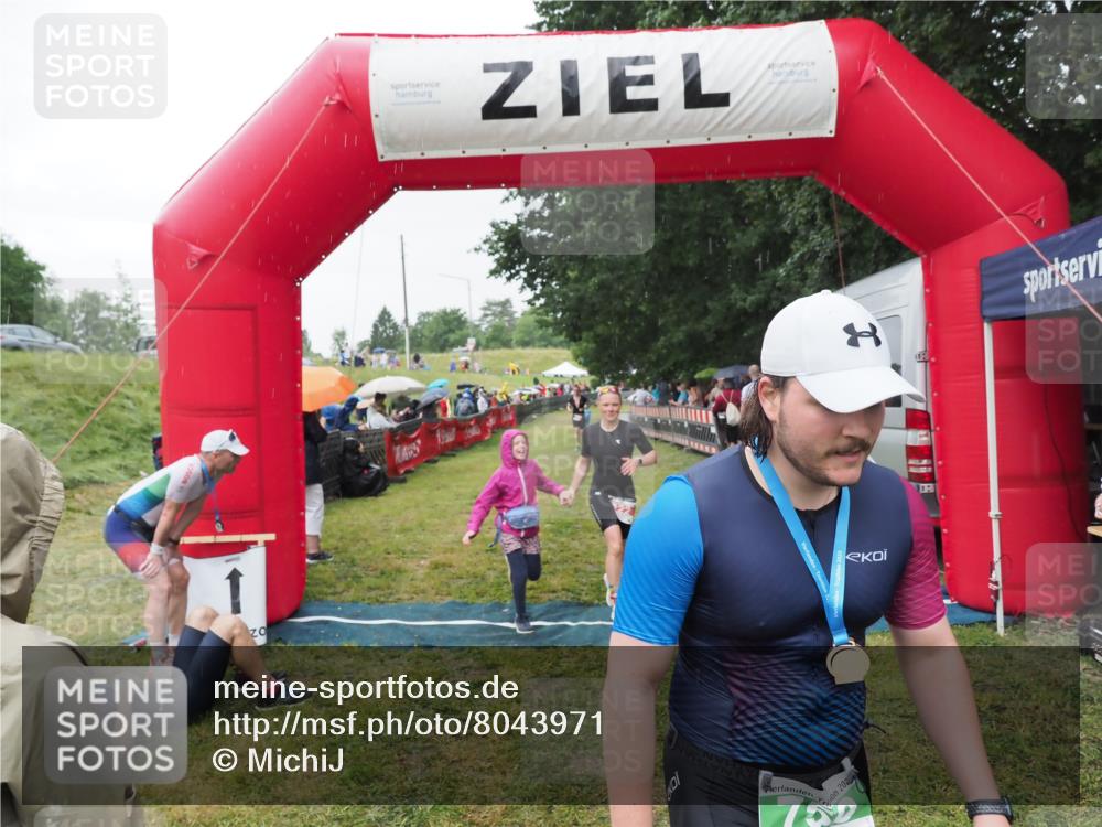 21.06.2025 - 27. Vierlanden-Triathlon MichiJ http://msf.ph/oto/8043971 15.06.2026 13:44:34 Ziel 222, 878 meine-sportfotos.de